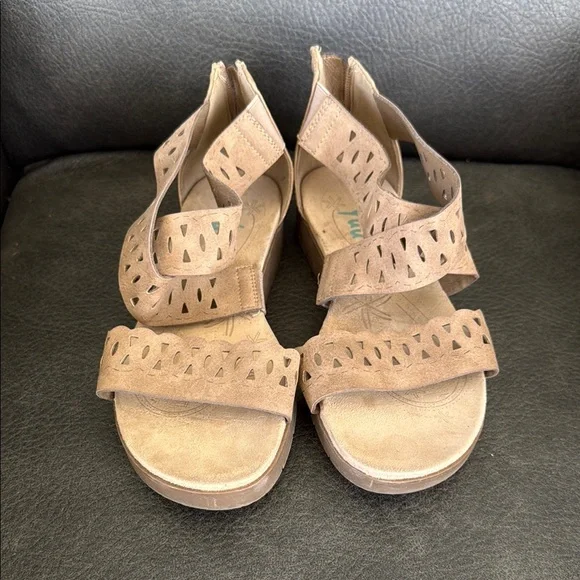 Yuu Tan Sandals with Breathable Design - Picture 4 of 4